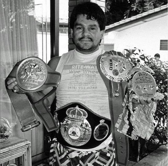 O ex-boxeador panamenho Roberto Durán com alguns dos cinturões conquistados por ele ao longo de sua carreira (Foto: Instagram)