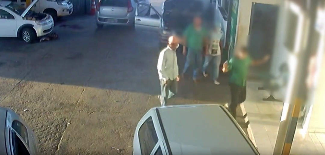 VÍDEO: Mecânico embaixo do carro escapa de assalto com reféns em oficina, chama a PM e bandidos acabam presos em Uberlândia