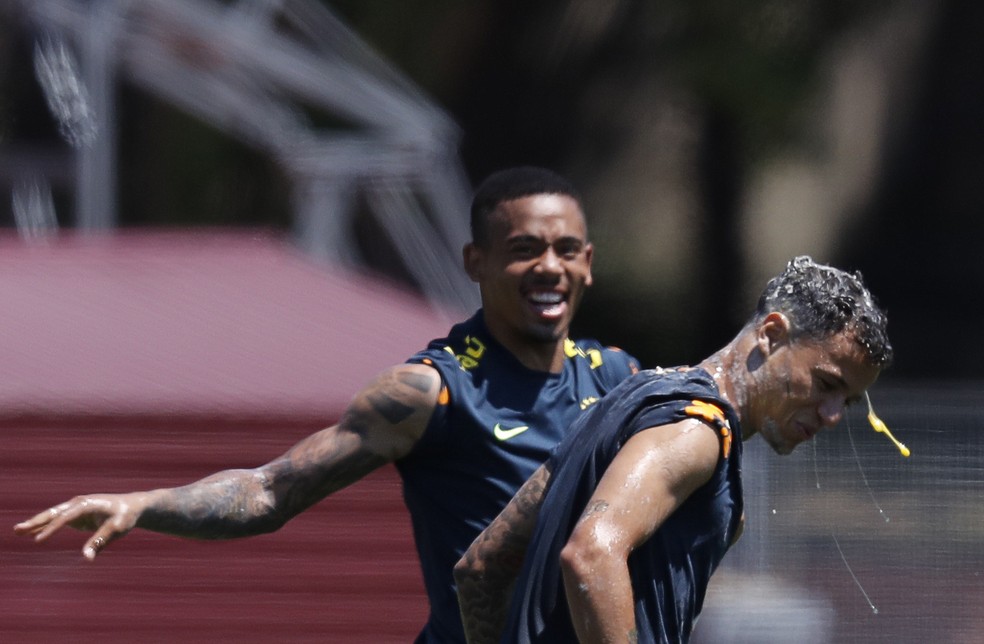 Gabriel Jesus ri da ovada que Philippe Coutinho levou (Foto: Pedro Martins / MoWa Press)