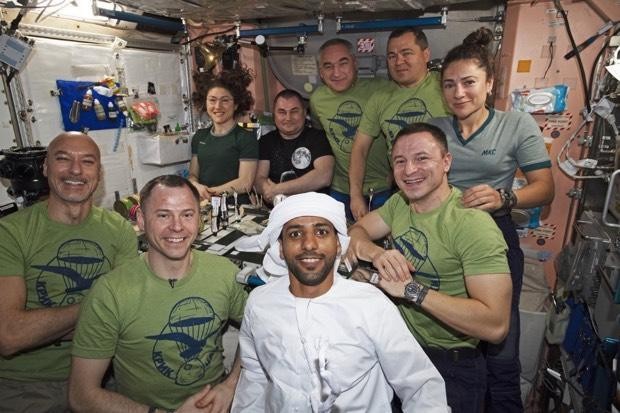 Compartimento com os astronautas pousa graças à paraquedas (Foto: NASA/Instagram )