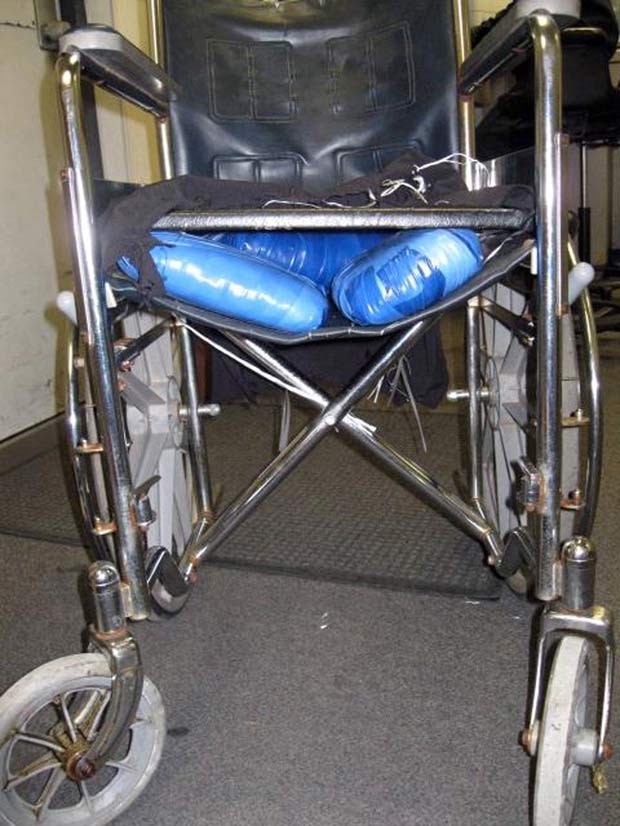 Em abril de 2011, um jovem de 19 anos foi preso na fronteira dos EUA e México após ser flagrado pela polícia transportando maconha em uma cadeira de rodas. O homem fingiu ser portador de deficiência para poder entrar com a droga nos Estados Unidos. (Foto: AP)