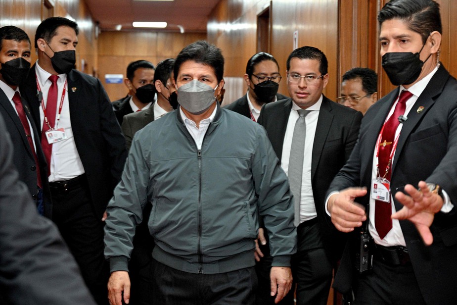 Presidente Pedro Castillo chegando ao escritório do promotor em Lima