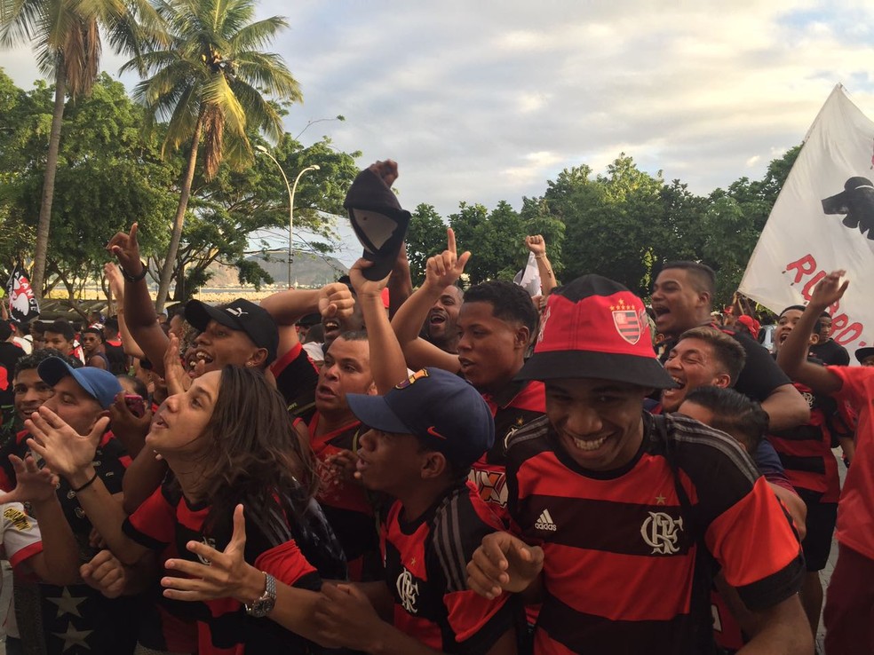 Torcedores comparecem no AeroFla (Foto: Bruno Giufrida)