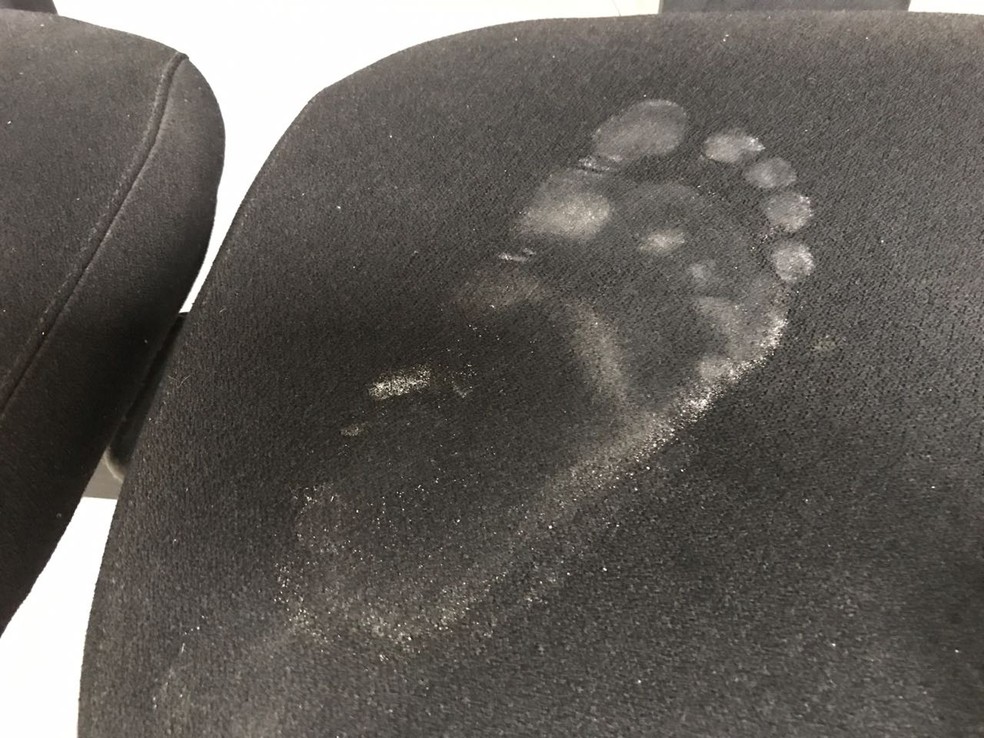 Pegada dos suspeito foi encontrada em uma das cadeiras da escola (Foto: Walter Paparazzo/G1)