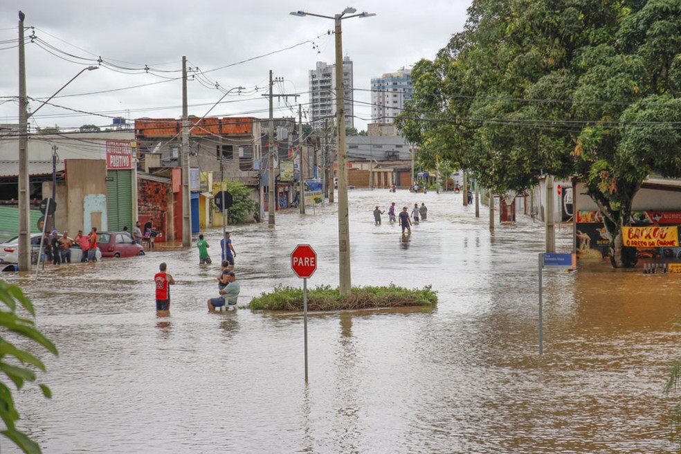 Ruas ficaram completamente alagadas após quatro igarapés transbordarem em Rio Branco  — Foto: Sergio Ronney/Secom