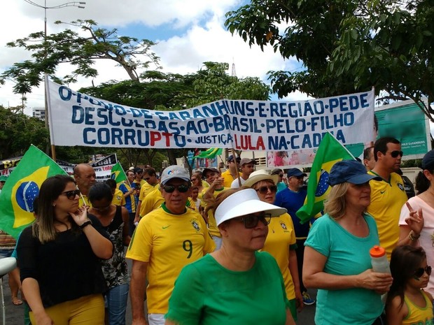 Faixa 'pede desculpas' ao Brasil por 'filho corrupto' Lula, durante protesto em Garanhuns (Foto: Divulgação/Polícia Militar)
