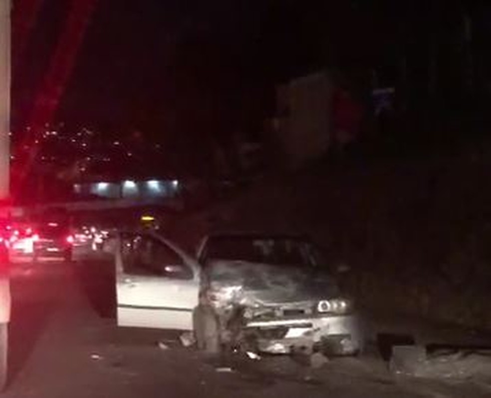 Carro é atingido em acidente no Anel Rodoviário — Foto: Reproução/Redes sociais