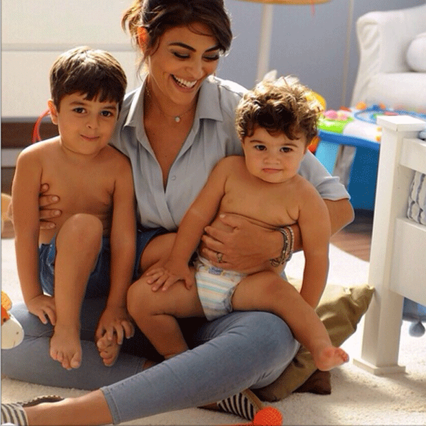 Com seus dois meninos no colo, a atriz se mostra sorridente (Foto: Reprodução - Instagram)