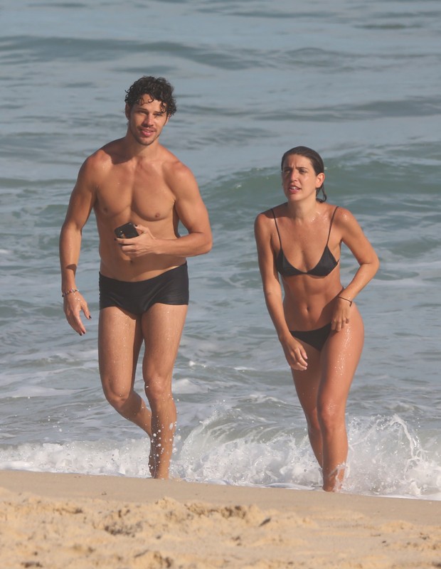 José Loreto em clima de romance na praia no Rio (Foto: AgNews)