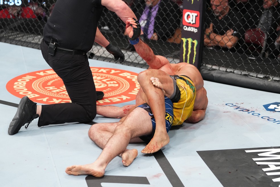 Douglas D'Silva apaga Sergey Morozov no UFC 271 — Foto: Getty Images