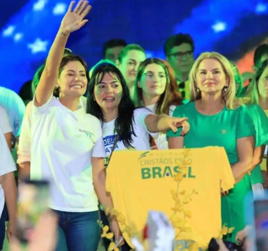 Rosimary Cardoso Cordeiro ao lado de Michelle Bolsonaro em evento do PL durante a campanha de 2022