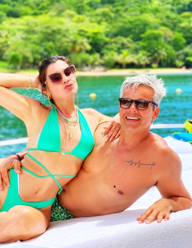 Flávia Alessandra e Otaviano Costa relaxam em passeio de barco