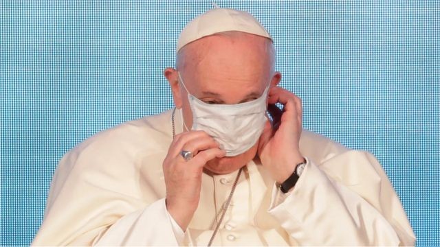 Papa Francisco coloca sua máscara (Foto: ANDREW MEDICHINI/AFP/GETTY IMAGES via BBC)