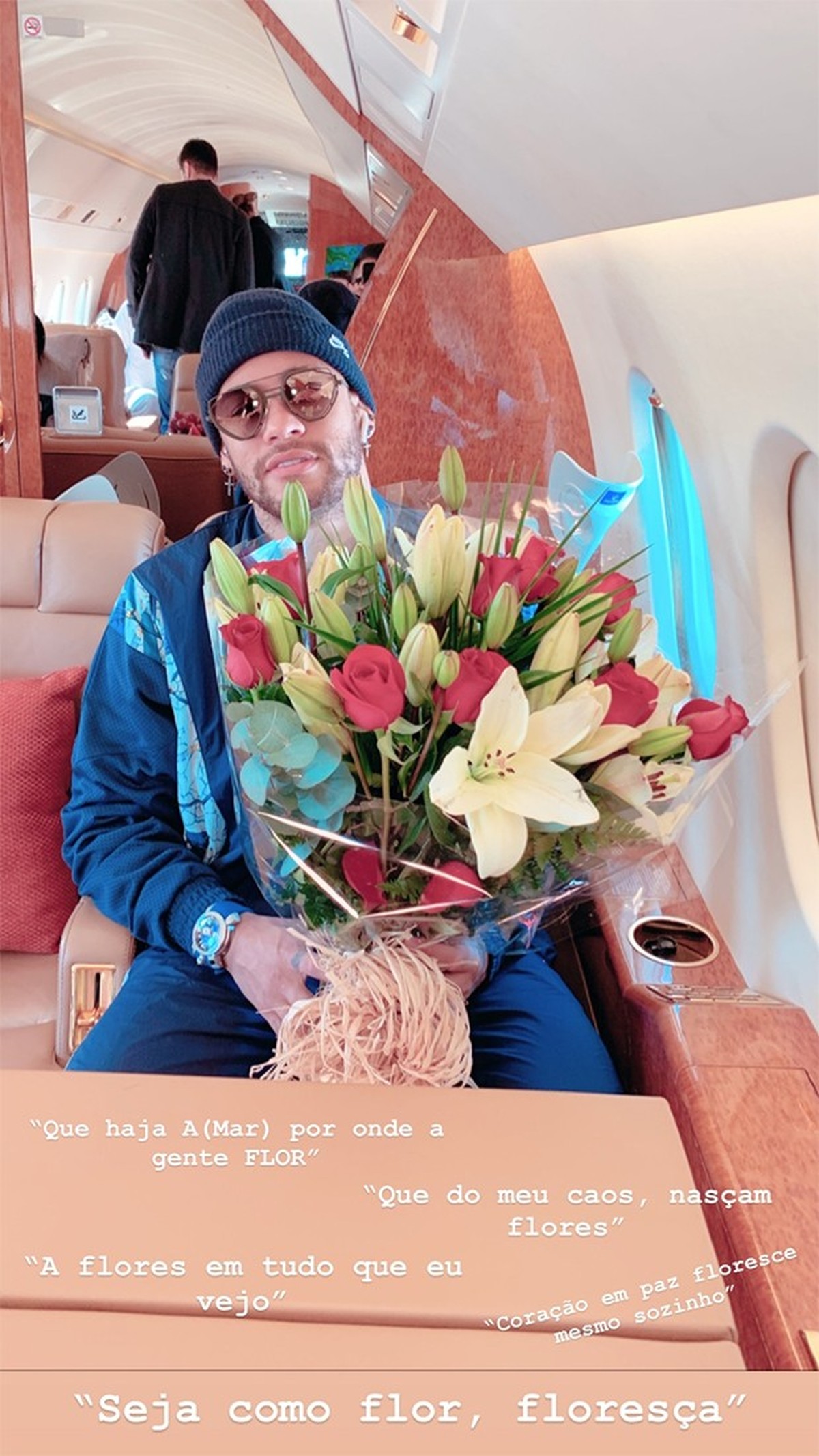 Neymar posa em jatinho com enorme buquê de flores: 