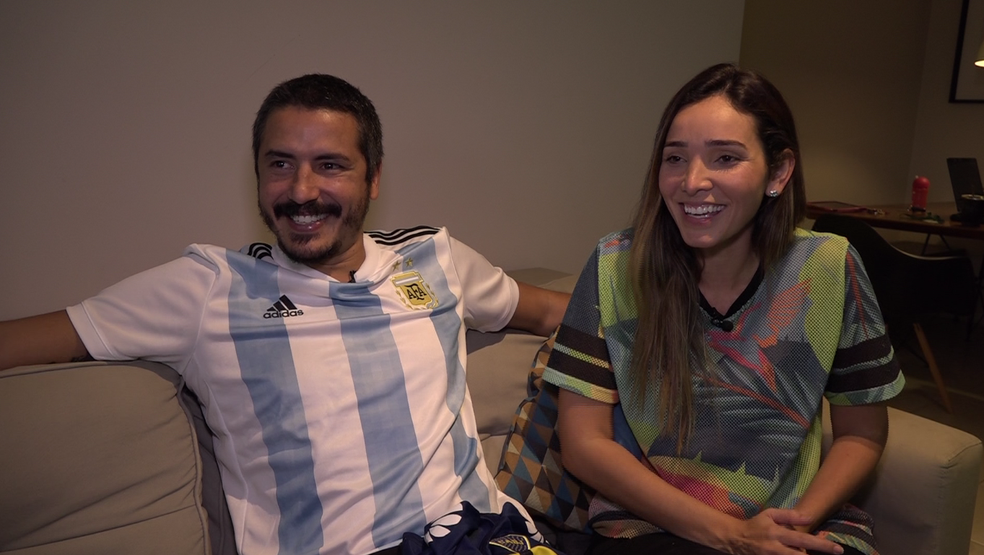 Juan e Caroline divertem-se relembrando histÃ³rias durante a Copa do 2014 (Foto: Affonso Andrade/G1)