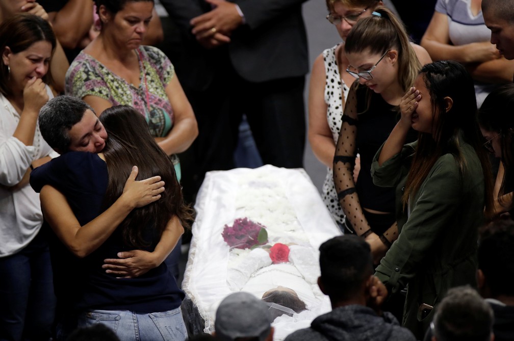 Parentes velam a inspetora Eliana Regina de Oliveira Xavier em Suzano nesta quinta-feira (14) — Foto: Ueslei Marcelino/Reuters
