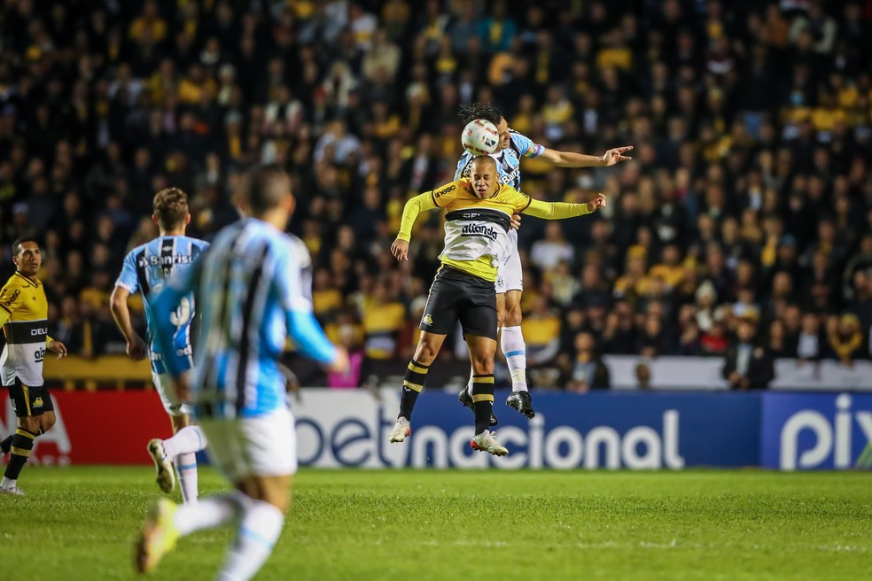 Após sofrer apenas 6 gols no primeiro turno, desempenho defensivo do Grêmio cai de produção e o time deixa de ostentar a melhor zaga da competição