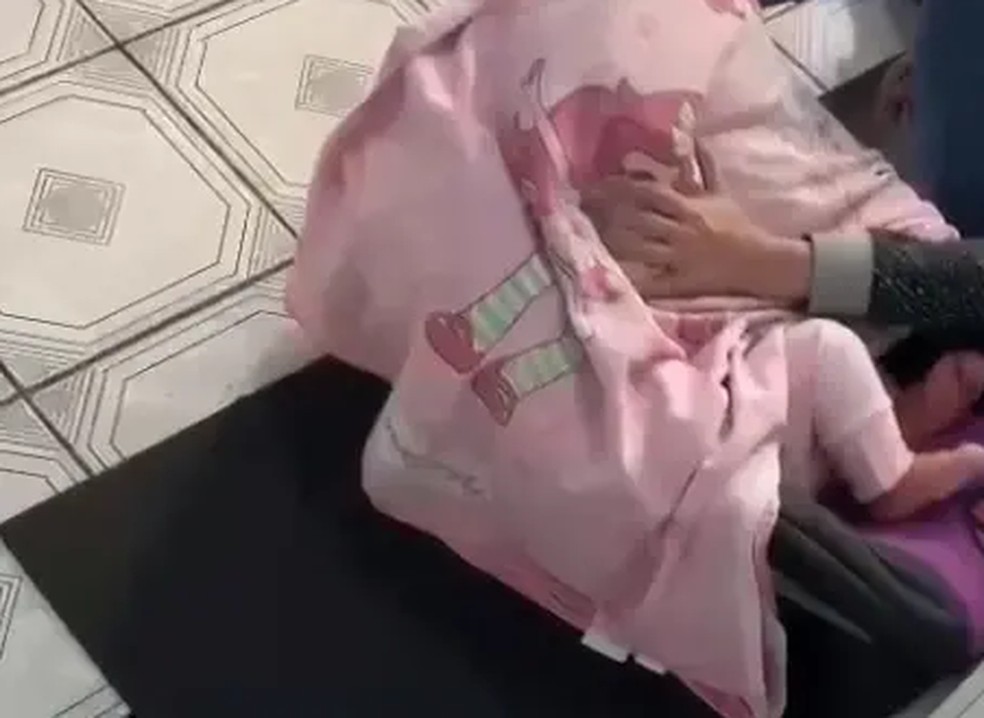 Choro de criança foi abafado com cobertor — Foto: NSC TV/ Reprodução