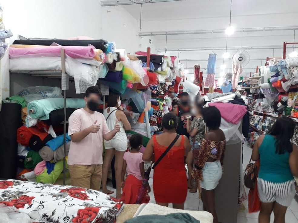 Clientes em depósito da loja — Foto: Procon/SE/Divulgação