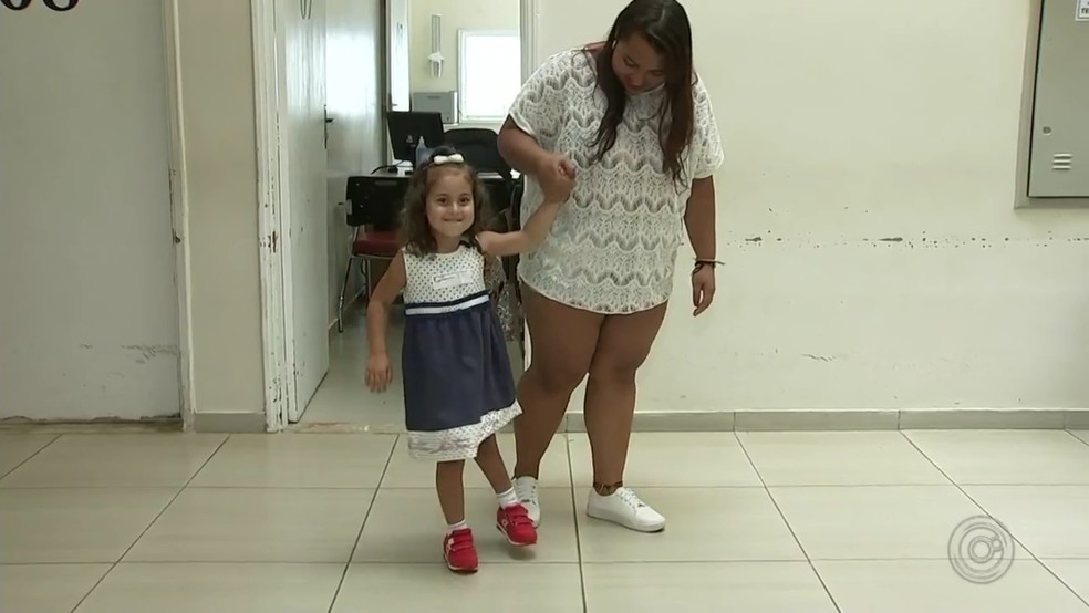 Maria e Joedna vivem longe da famÃ­lia para realizar sonho de corrigir malformaÃ§Ã£o no pÃ© da menina em Rio Preto â Foto: ReproduÃ§Ã£o/TV TEM