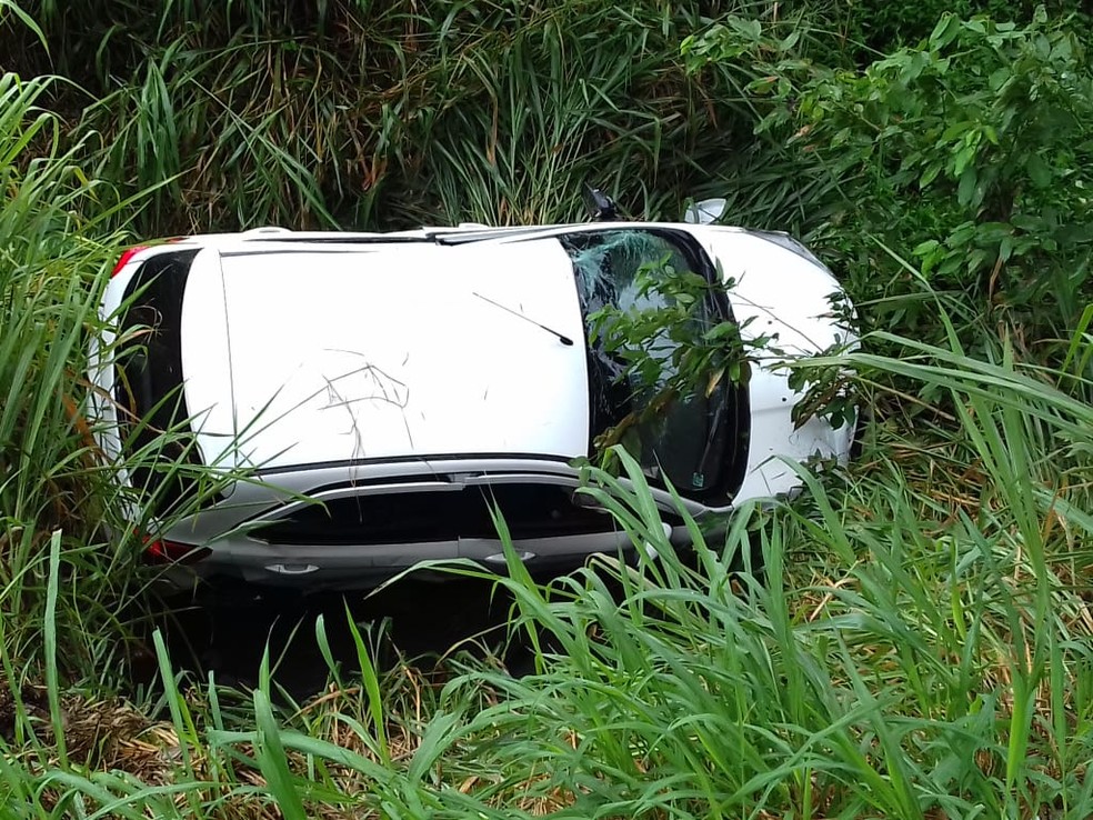 Após colisão carro caiu dentro de córrego em Porto Velho  — Foto: Luciene Kaxinawá/ Rede Amazônica 