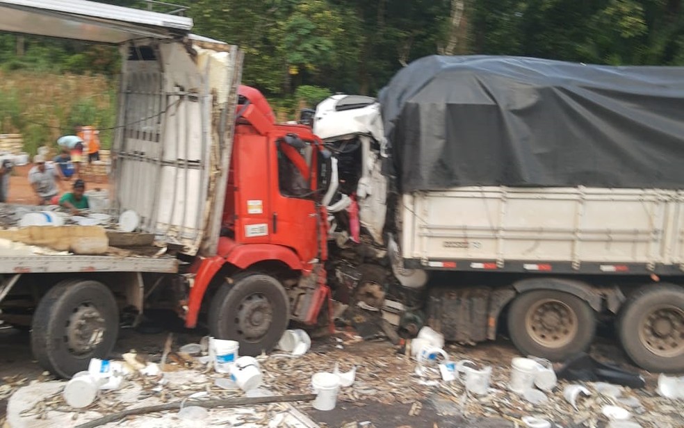Segundo a PRF, uma das carretas teria invadido a contramão — Foto: Reprodução/Site Radar 64