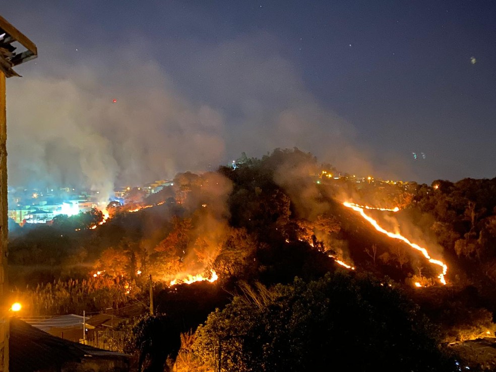 Queda de balão provocou incêndio em área de mata de Valinhos — Foto: Daniel Mafra / EPTV