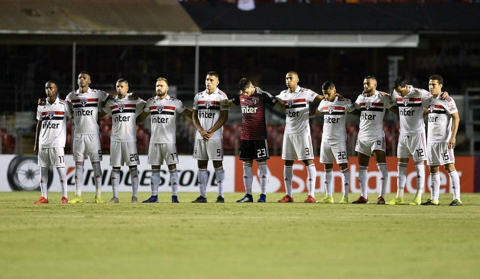 Jogadores do São Paulo na partida que culminou na eliminação na Libertadores — Foto: Marcos Ribolli