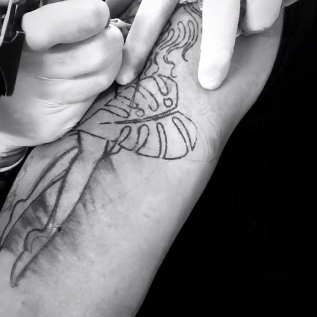 Pabllo Vittar faz nova tatuagem (Foto: Reprodução/Instagram)