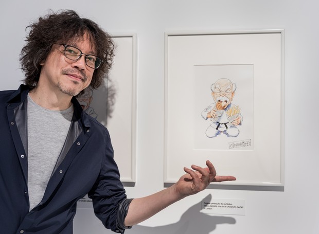 O artista japonês Naoki Urasawa ao lado de suas ilustrações (Foto: Jeremie Souteyrat)