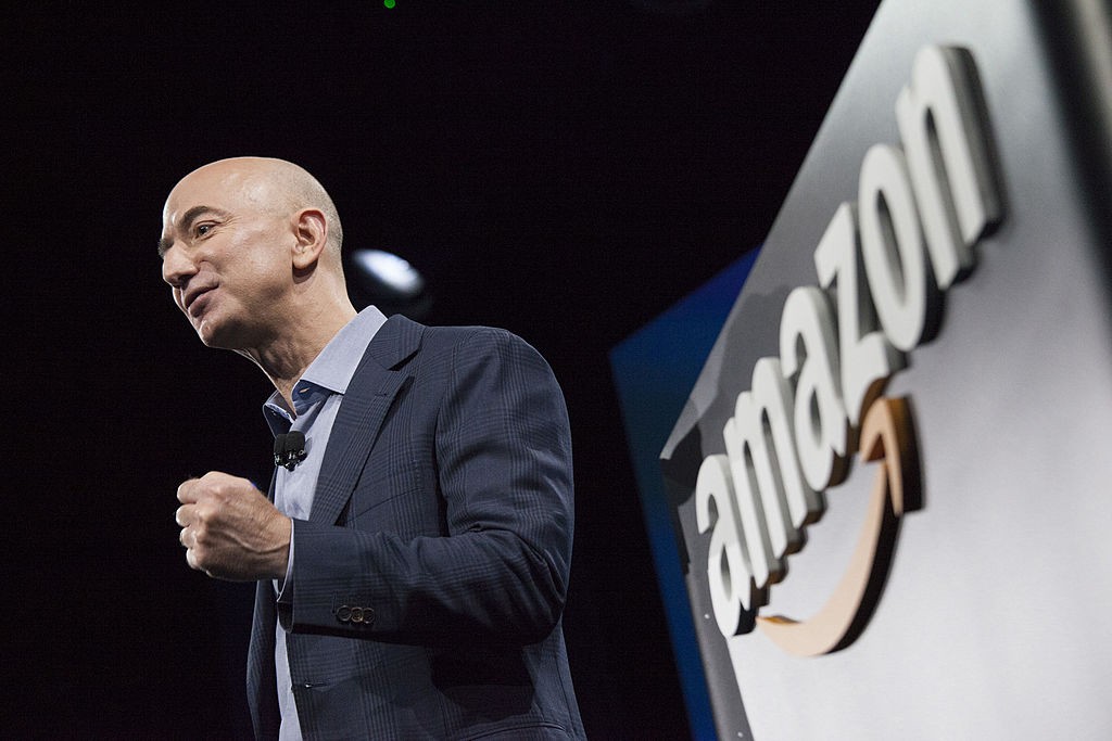 SEATTLE, WA - JUNE 18: Amazon.com founder and CEO Jeff Bezos presents the company's first smartphone, the Fire Phone, on June 18, 2014 in Seattle, Washington. The much-anticipated device is available for pre-order today and is available exclusively with A (Foto: Getty Images)