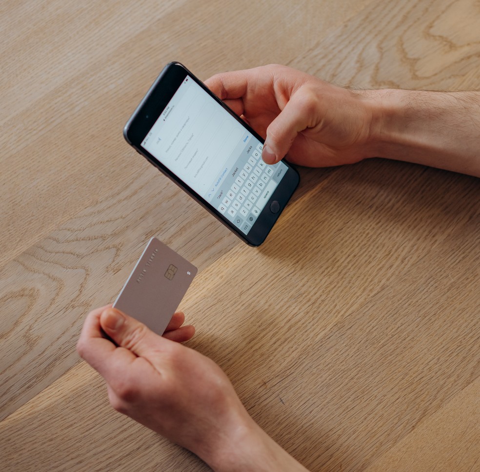 Nunca entregue o seu cartão na hora de pagar alguma coisa, faça você mesmo esse processo de inserir na máquina — Foto: Pexels/Mikhail Nilov