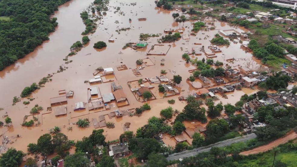 Santa Luzia, na Grande BH, ficou alagada após chuva de sexta-feira (24) — Foto: Alisson Pereira/Reprodução/TV Globo 