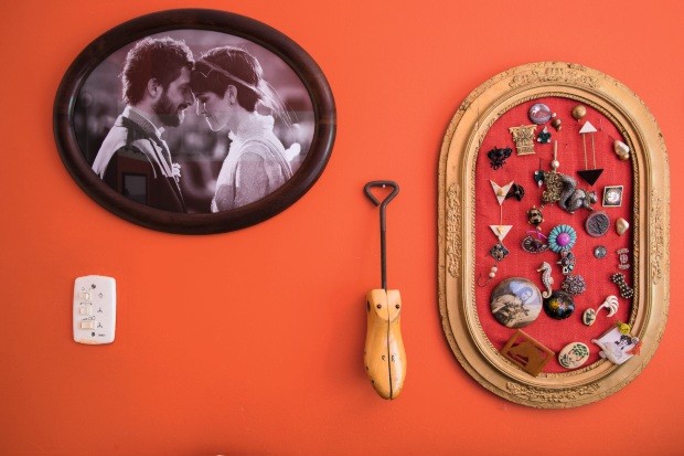 Detalhes. Da esquerda para a direita, o retrato de casamento de Marko e Teka na Croácia, uma antiga forma de sapato que era do avô da moradora e uma coleção de broches diversos (Foto: Lufe Gomes / Editora Globo)