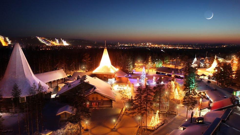 A Vila do Papai Noel, a 8 km de Rovaniemi, é um complexo de chalés em que funcionam hotel, restaurantes e lojas temáticas — Foto: Visit Rovaniemi/Divulgação