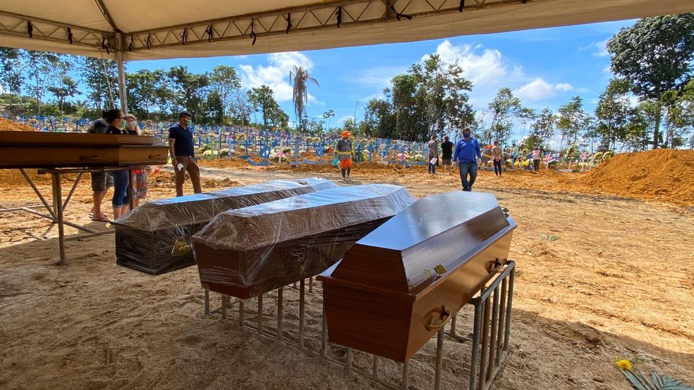 Cemitérios públicos de Manaus registraram 126 sepultamentos no feriado de 1º de maio — Foto: Carolina Diniz/G1AM
