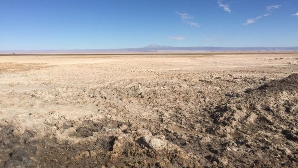 O Salar do Atacama cobre uma área de 3 mil quilômetros quadrados — Foto: BBC