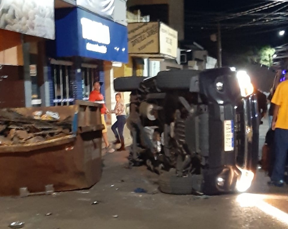 Caminhonete ainda atingiu uma caçamba e tombou após a colisão em Palmital — Foto: The Brothers / Divulgação 