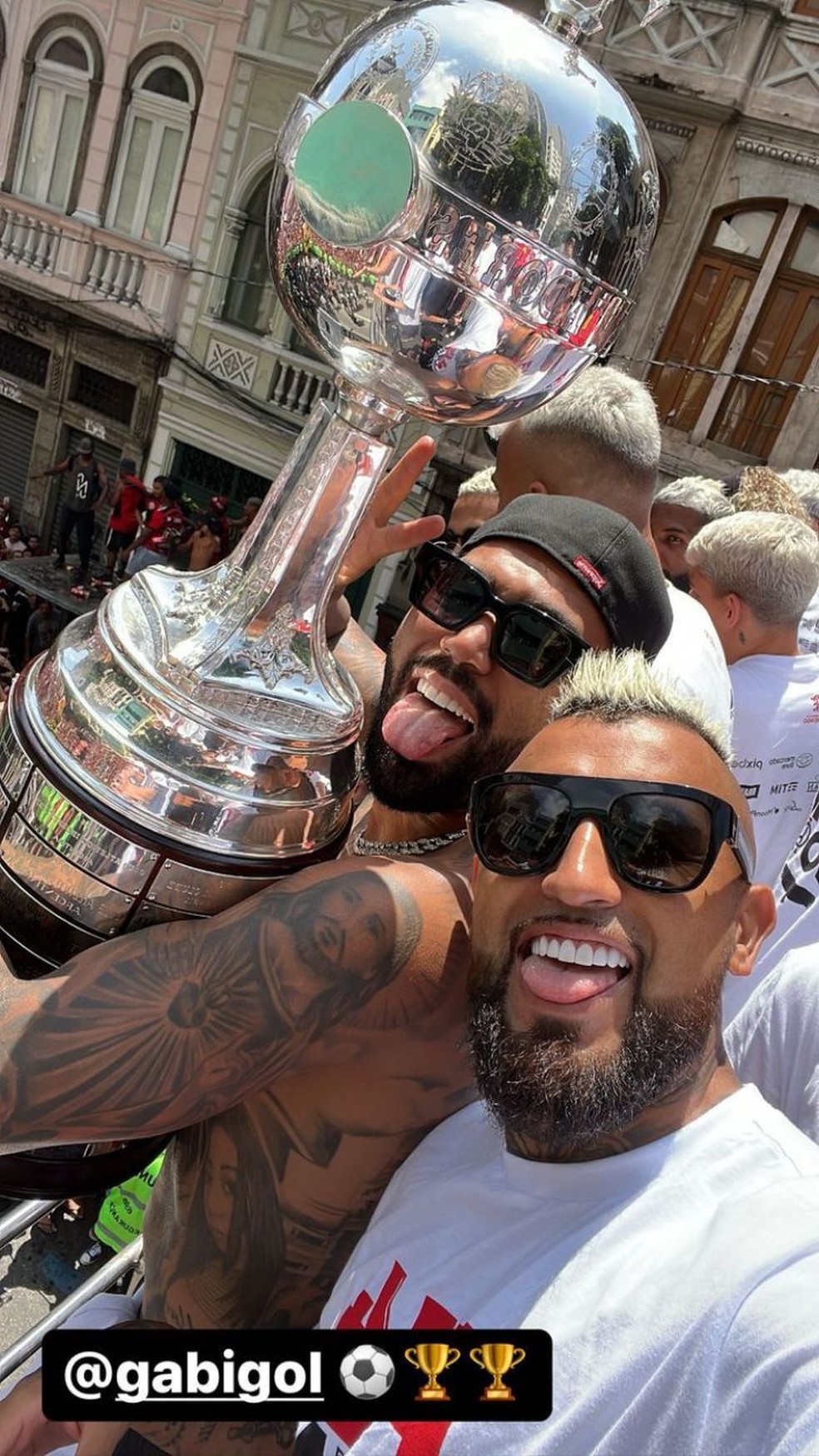 Vidal faz selfie com Gabigol ao lado da ta&ccedil;a da Libertadores  &mdash; Foto: Reprodu&ccedil;&atilde;o/ Instagram 