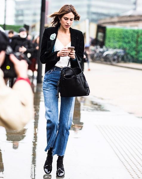 Alexa Chung com o jeans-desejo da marca (Foto: Instagram/Reprodução)