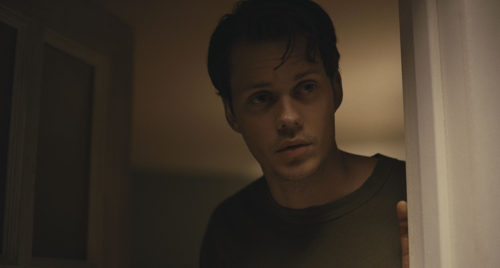 Keith Toshko (Bill Skarsgård), personagem de Noites Brutais que sugere dividir a casa com a protagonista Tess Marshall (Georgina Campbell) — Foto: Reprodução/IMDb