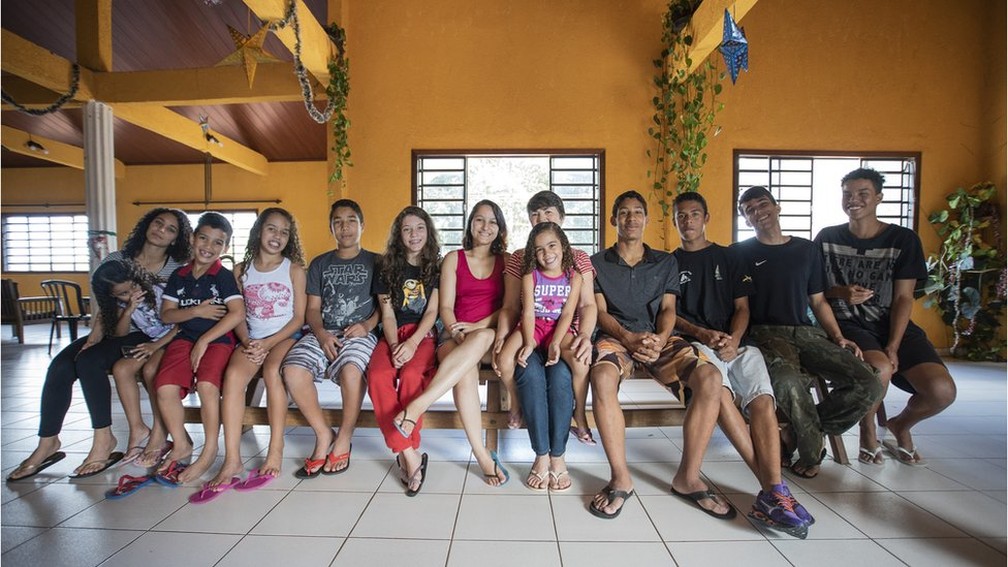 Joana CÃ©lia (centro) em casa com 12 de seus 22 filhos. â€” Foto: BBC