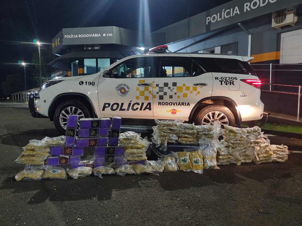 Homem é preso transportando mais de 40kg de maconha em Santa Cruz do Rio Pardo — Foto: Divulgação/Polícia Rodoviária 