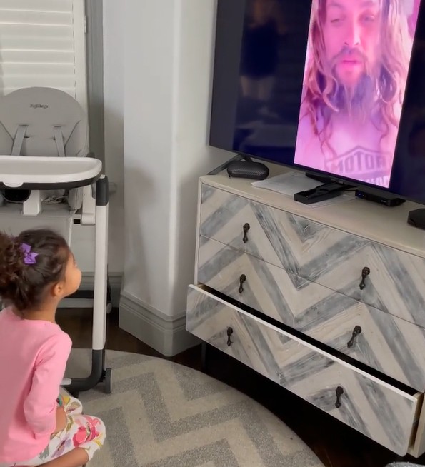 Tiana Gia, filha caçula de Dwayne Johnson com Lauren Hashian, assiste a uma mensagem personalizada de Jason Momoa  (Foto: Reprodução / Instagram)
