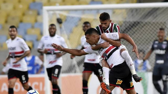 JÃ¡dson agarra Diego Souza para evitar o contra-ataque do SÃ£o Paulo