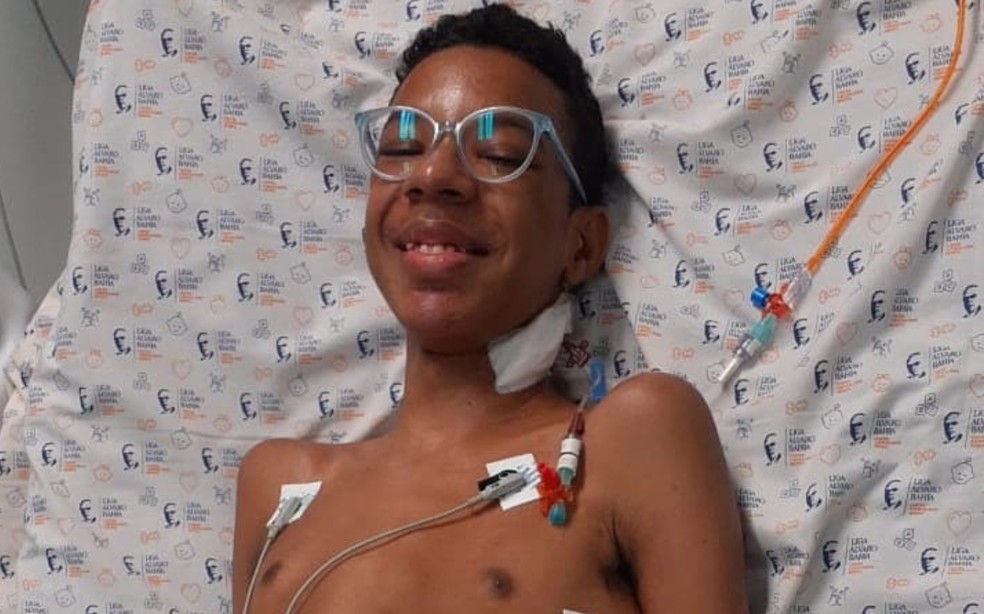 Gabriel West passou por cirurgia para correção da coluna e se recupera em casa com sessões de fisioterapias — Foto: Arquivo pessoal