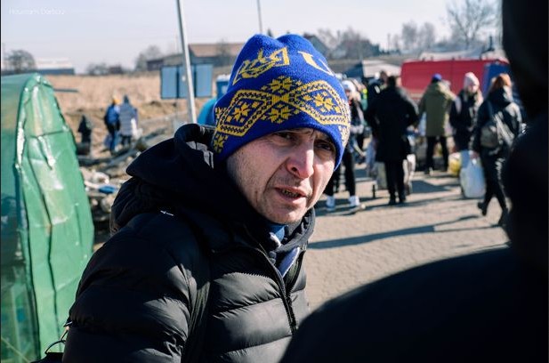 Umid Isabaev, sósia de Volodymyr Zelensky, em seu percurso rumo à fronteira da Ucrânia com a Polônia (Foto: Reprodução)