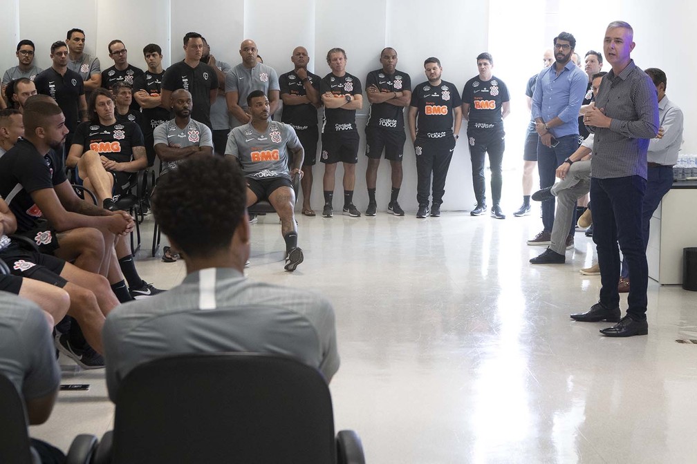 Tiago Nunes e dirigentes do Corinthians em reunião com os jogadores no começo do ano — Foto: Daniel Augusto Jr/Ag.Corinthians