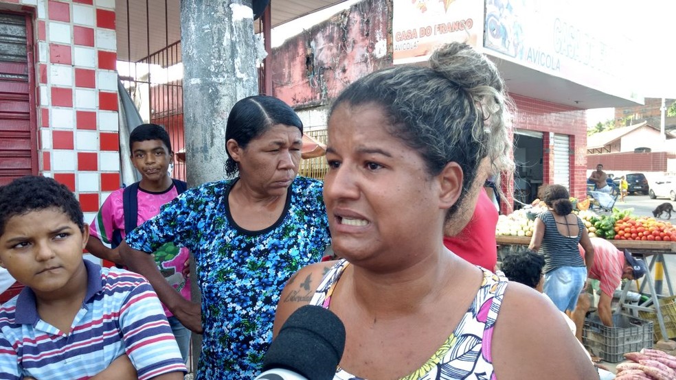 Irmã e madrinha dos adolescentes apreendidos dizem que protesto foi feito para pedir justiça (Foto: Derek Gustavo/G1)