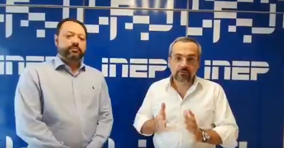 Ministro da Educação, Abraham Weintraub (à dir.), afirma que houve 'inconsistências' na correção do Enem 2019; pronunciamento foi feito ao lado de Alexandre Lopes, presidente do Inep,  — Foto: Reprodução/Twitter